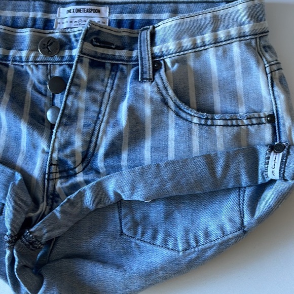 Size 27 Cuffed striped jean shorts - Picture 3 of 4